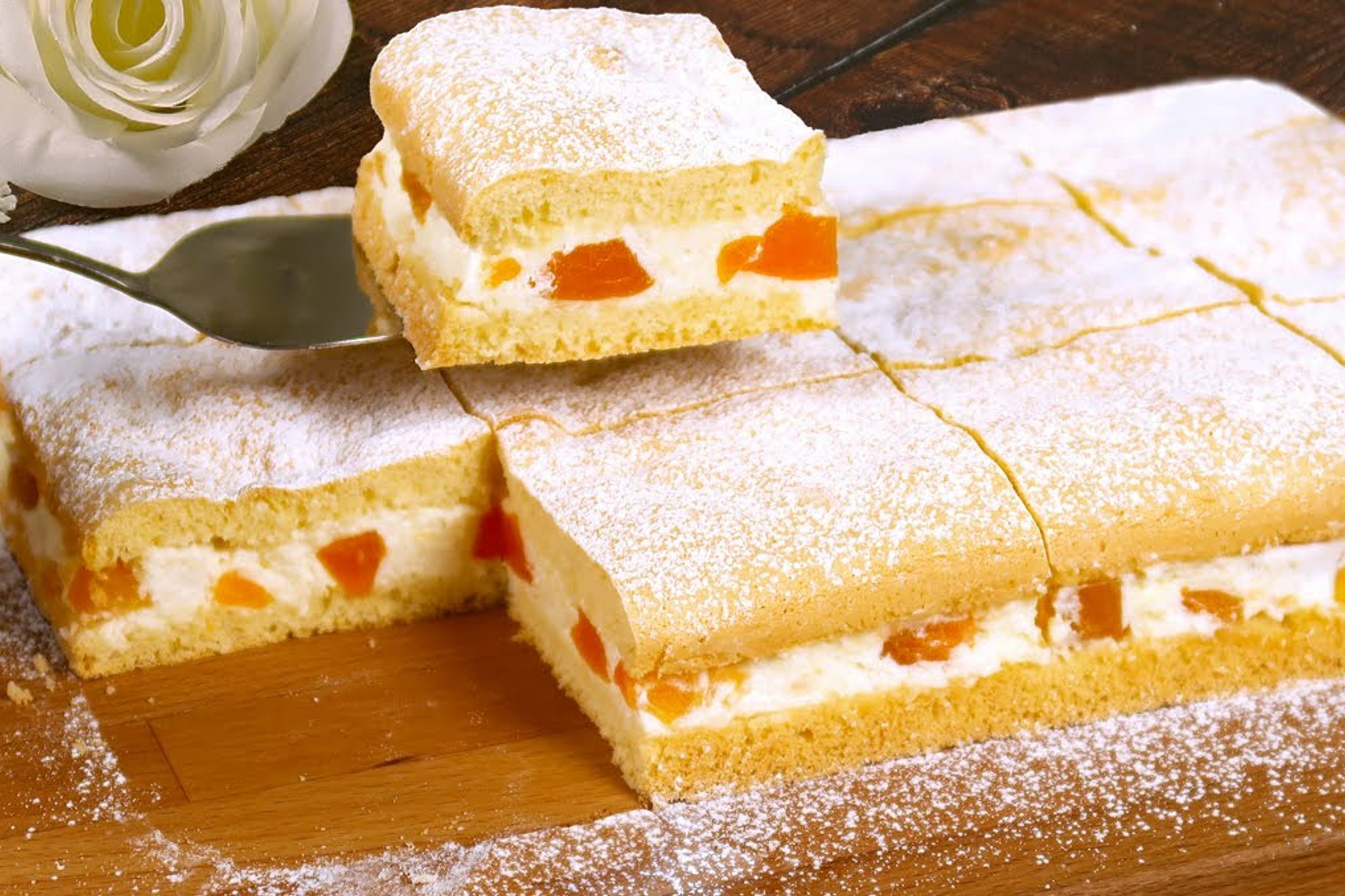 Torta biscotto farcita alla crema di albicocche: sembra uscita da una pasticceria.