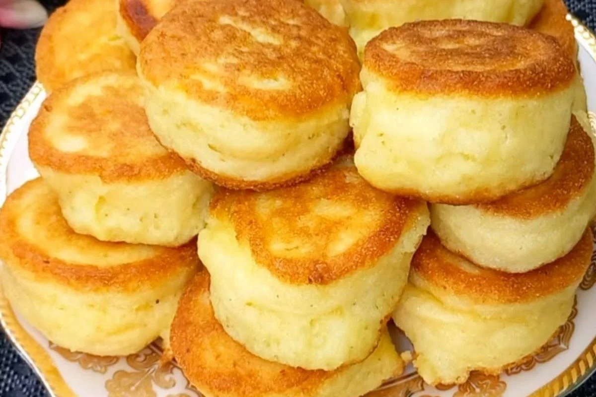 Ich bereite die Pfannkuchen ohne Mehl zu, mit einem Glas Kefir: 10 Minuten und serviere sie noch heiß!