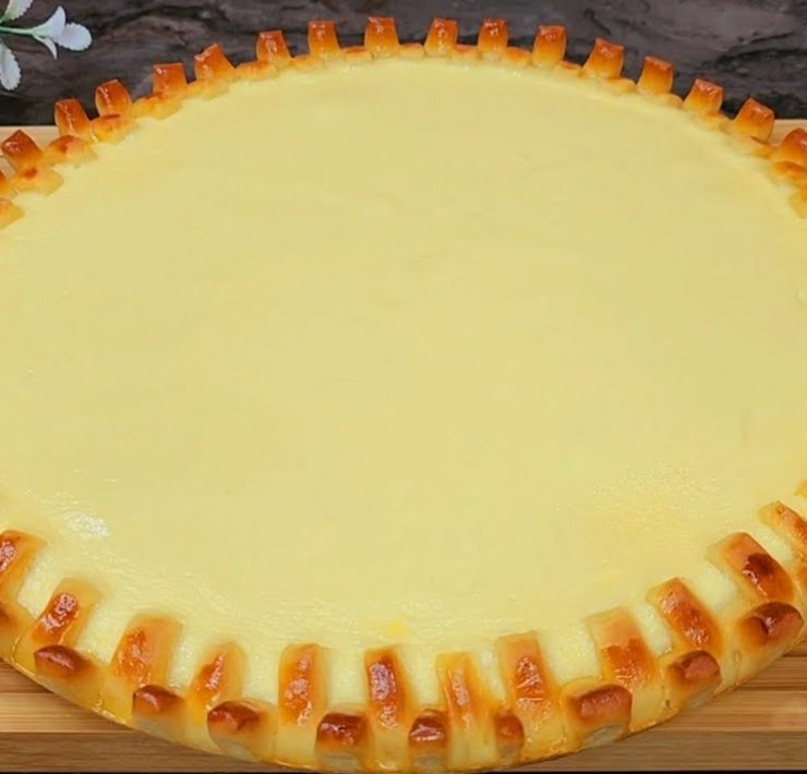 La crostata cremosa alla panna è una ricetta della mia nonna: ineguagliabile La crostata cremosa alla panna è un dolce antico e come tale prevede calma, dedizione e cura. Ma non temete, non è una di quelle preparazioni da rifuggire perché troppo lunghe. Ogni passaggio si incastra perfettamente con il successivo e si arriva al momento di infornare quasi senza accorgercene. Fatevi aiutare dai piccini di casa, passerete un po’ di tempo in loro compagnia, li coinvolgerete in un’attività educativa importante per la loro crescita. Rinnoverete i gesti delle nostre nonne, delle nostre bisnonne e di tutte quelle donne che dal passato hanno trasmesso questa ricetta di generazione in generazione fino ad oggi. Ecco allora che cucinare diventerà un modo per rinnovare antichi patti stretti con il focolare, quasi fossimo un’anima sola che negli anni rende onore all’arte pasticcera e la condivide con chi ama, sulla tavola imbandita, ora come allora. Che aspettate allora? Mettetevi al lavoro, si comincia! La torta dai panna acida: ingredienti Per questa ricetta procuratevi: per l’impasto: 1 uovo, solo l’albume 100 ml di latte 2 cucchiai di olio di semi 230/250 g di farina ½ cucchiaino di sale 1,5 cucchiaini di zucchero ½ cucchiaino di lievito per il ripieno: 600 g di panna acida 3 cucchiai di zucchero 3 uova 1 pizzico di vanillina per lucidare: 1 tuorlo 1 cucchiaino di latte La preparazione Rompete l’uovo separando tuorlo e albume; per l’impasto vi servirà solo il bianco. Mettetelo in una ciotola, aggiungete il latte, l’olio, lo zucchero, il sale e il lievito. Mescolate con il frullino a mano. Quando il composto risulta omogeneo, aggiungete la farina tutta in una volta sola. Amalgamate con un cucchiaio prima, poi impastate direttamente con le mani (pulite), quando ottenete un panetto ben compatto, lasciatelo nel recipiente, copritelo con un coperchio, con un piatto o con la pellicola alimentare e lasciatelo lievitare a temperatura ambiente per un’ora. Nel mentre preparate la farcitura. Mettete la panna acida in una terrina, unite uova, zucchero e vanillina e lavorate il tutto con la frusta per ottenere una crema corposa e liscia. Ungete una tortiera da crostata da 30 centimetri di diametro e preriscaldate il forno a 180°. Riprendete l’impasto e stendetelo sul piano infarinato. Dovete ottenere un disco sottile. Adagiatelo sullo stampo e fatelo aderire bene al fondo e ai bordi. Farcitelo con il ripieno, poi praticate lungo la circonferenza, tanti tagli distanziati di 1 centimetro tra loro e ripiegate i lembi di frolla verso l’interno per creare un motivo decorativo tutt’intorno. Utilizzate il tuorlo tenuto da parte all’inizio per realizzare un’emulsione con 1 cucchiaino di latte e spennellatela sull’impasto, infine infornate per 35-40 minuti. Quando la crostata risulta ben dorata, sfornatela e lasciatela raffreddare del tutto prima di gustarla. Tutto chiaro? Se così non fosse, guardate il video! https://www.youtube.com/watch?v=TyEHxD1iWy0&list=WL&index=10