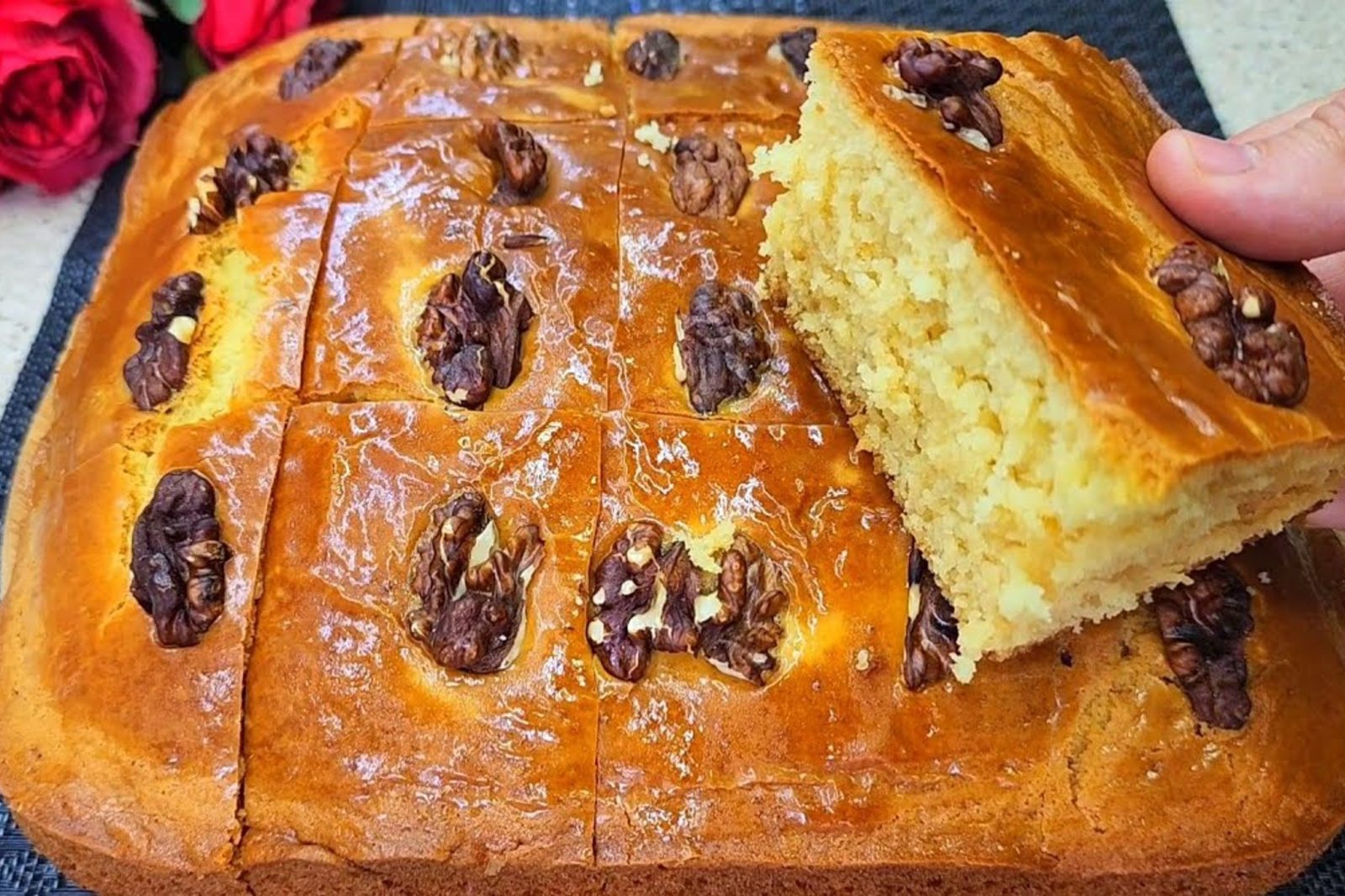 La torta dorata alle noci è il mio cavallo di battaglia per sorprendere chi amo