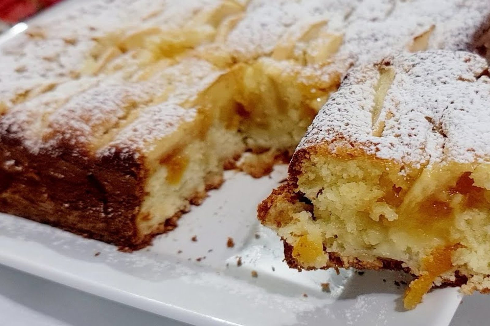 Torta mele e albicocche: l’estate è servita sul vassoio d’argento