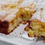 Torta mele e albicocche: l’estate è servita sul vassoio d’argento