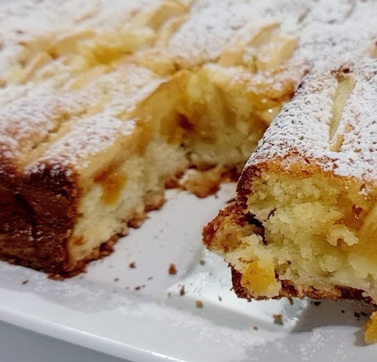 Torta mele e albicocche: l’estate è servita sul vassoio d’argento