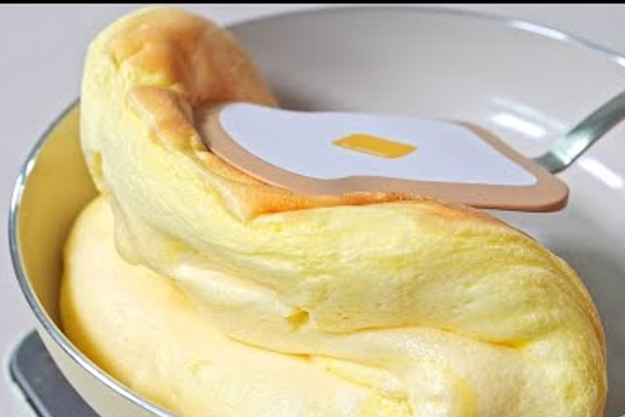 L’omelette dolce più alta e soffice di sempre: bastano 2 uova