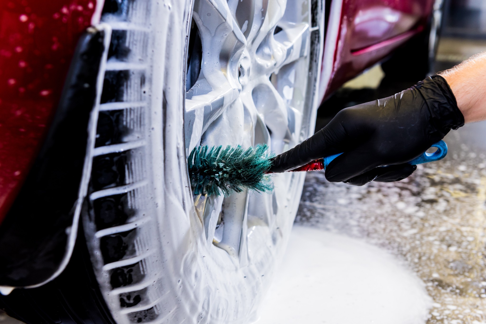 Con l’aceto pulisco tutto, anche le gomme della macchina