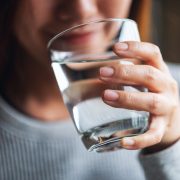 Bevo sempre un bicchiere d’acqua prima di andare a letto: tutta salute!