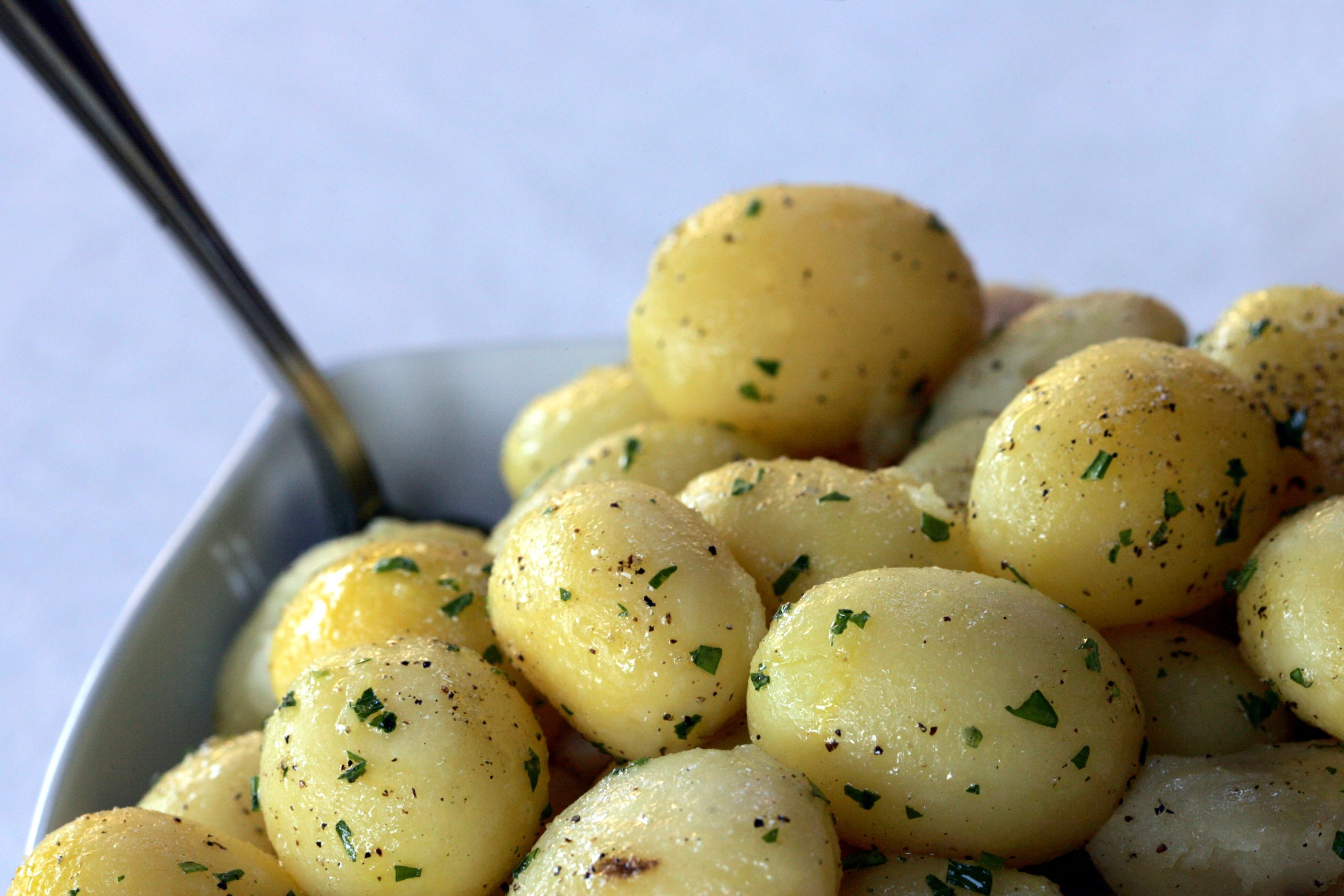 Lesso le patate in 10 minuti e senza acqua: ricetta lampo!