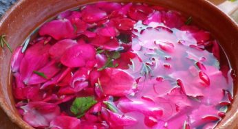 A Maggio preparo l’acqua di rose con l’antica ricetta della mia nonna. Una magia!