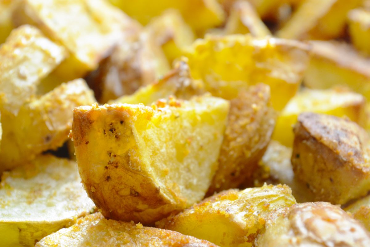 Patate al forno con la buccia: la ricetta contadina che fa impazzire tutti!