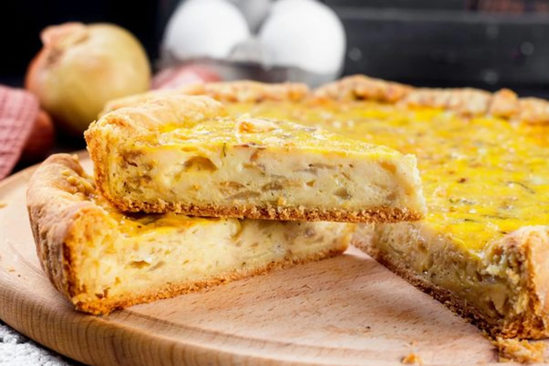 La preparo in pochi minuti con formaggio, patate e cipolle: va letteralmente a ruba!