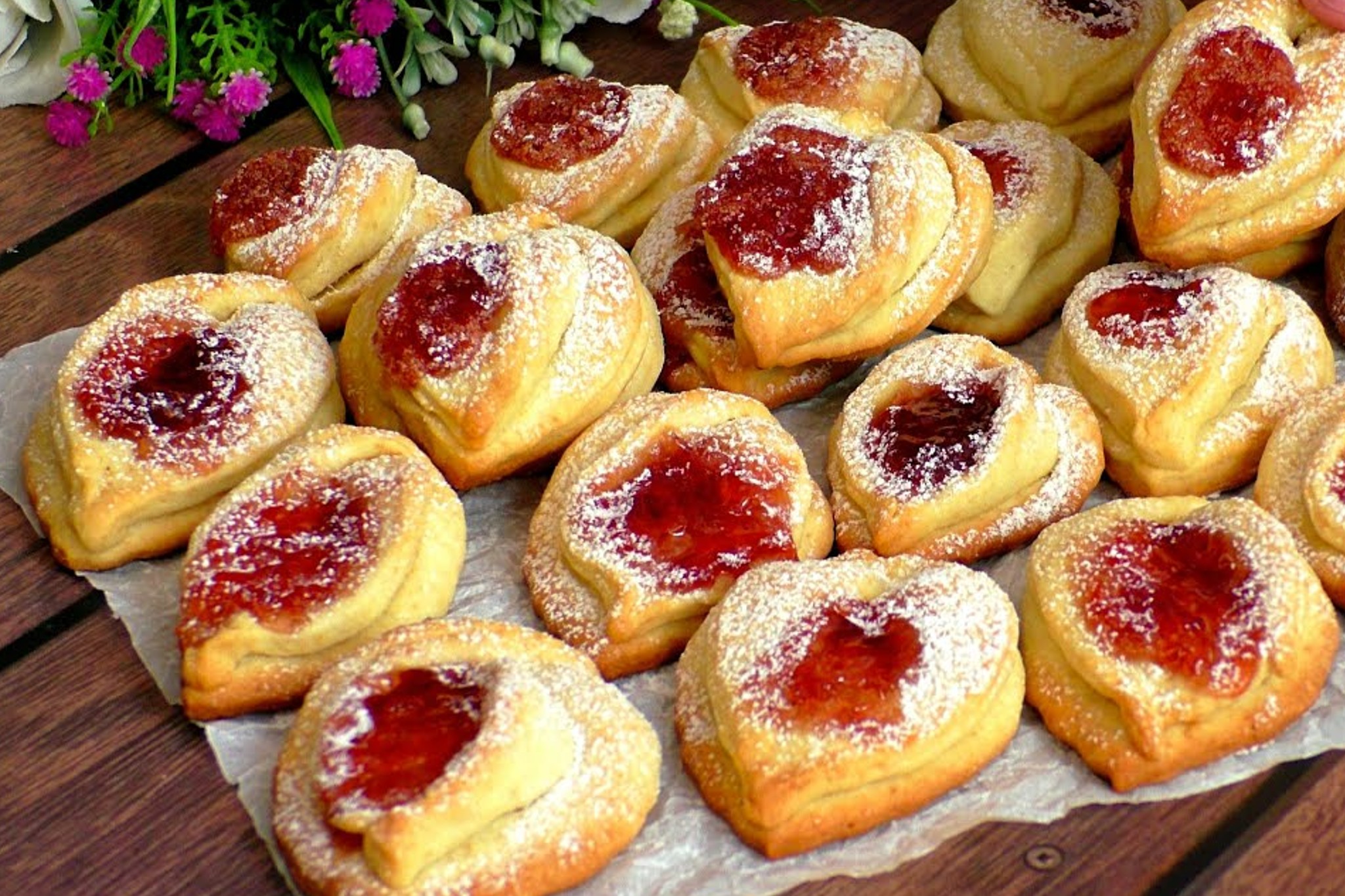 Pasticcini alla marmellata di fragole: facili e scenografici!