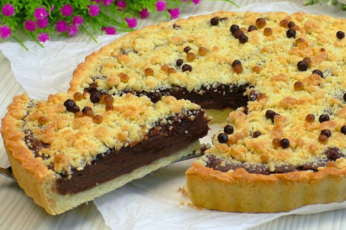 Crostata crunch al cioccolato: morbida e croccante, una delizia