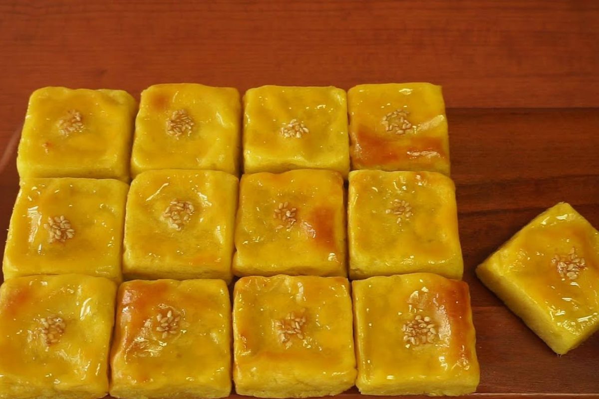 Lucidissimi, dorati, questi dolcetti quadrati di patate dolci sono una meraviglia.