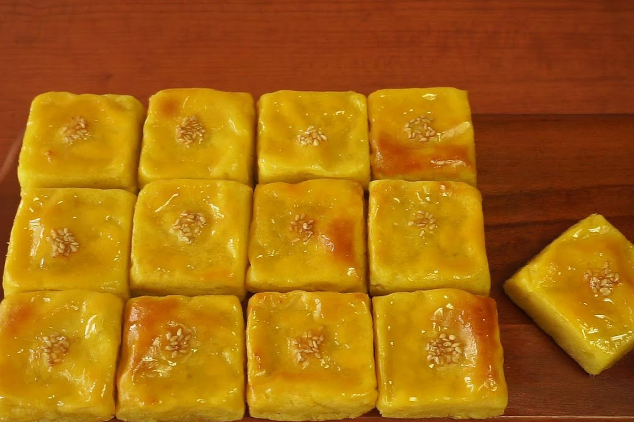 Lucidissimi, dorati, questi dolcetti quadrati di patate dolci sono una meraviglia.