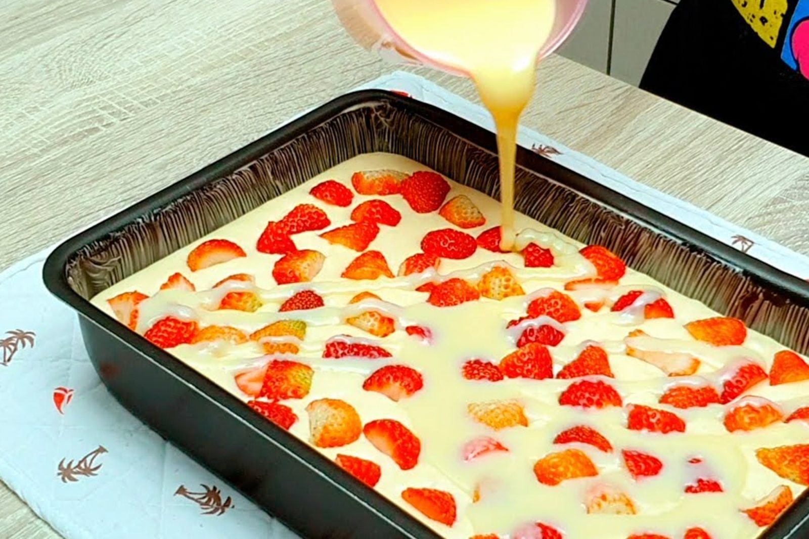 Torta magica alle fragole con il latte condensato: guarda che meraviglia!