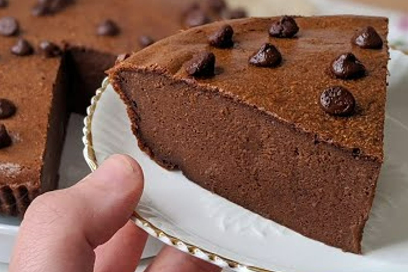 Torta al cioccolato senza farina, burro, zucchero: si scioglie in bocca!