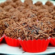 Brigadeiro o brigadiere: i pasticcini brasiliani che stanno spopolando sul web