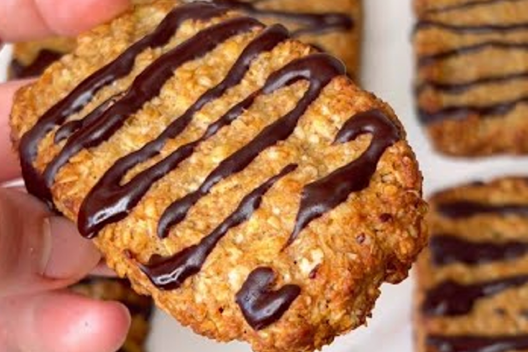 Biscottoni all’avena, con burro di arachidi e cioccolato: come iniziare bene la giornata