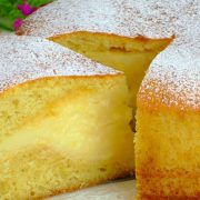 La migliore torta con crema al limone si prepara in 5 minuti. Fate partire il cronometro!