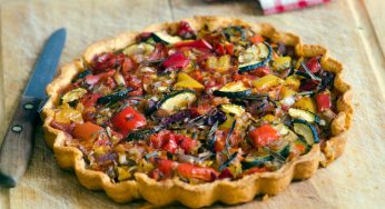 Crostata con verdure: si mettono a crudo ed è leggerissima