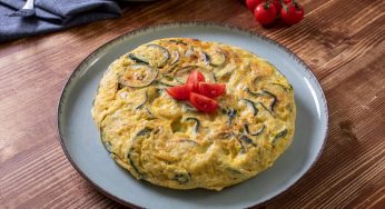 Frittata di zucchine XXL: falla cuocere in padella. Ti leccherai i baffi!