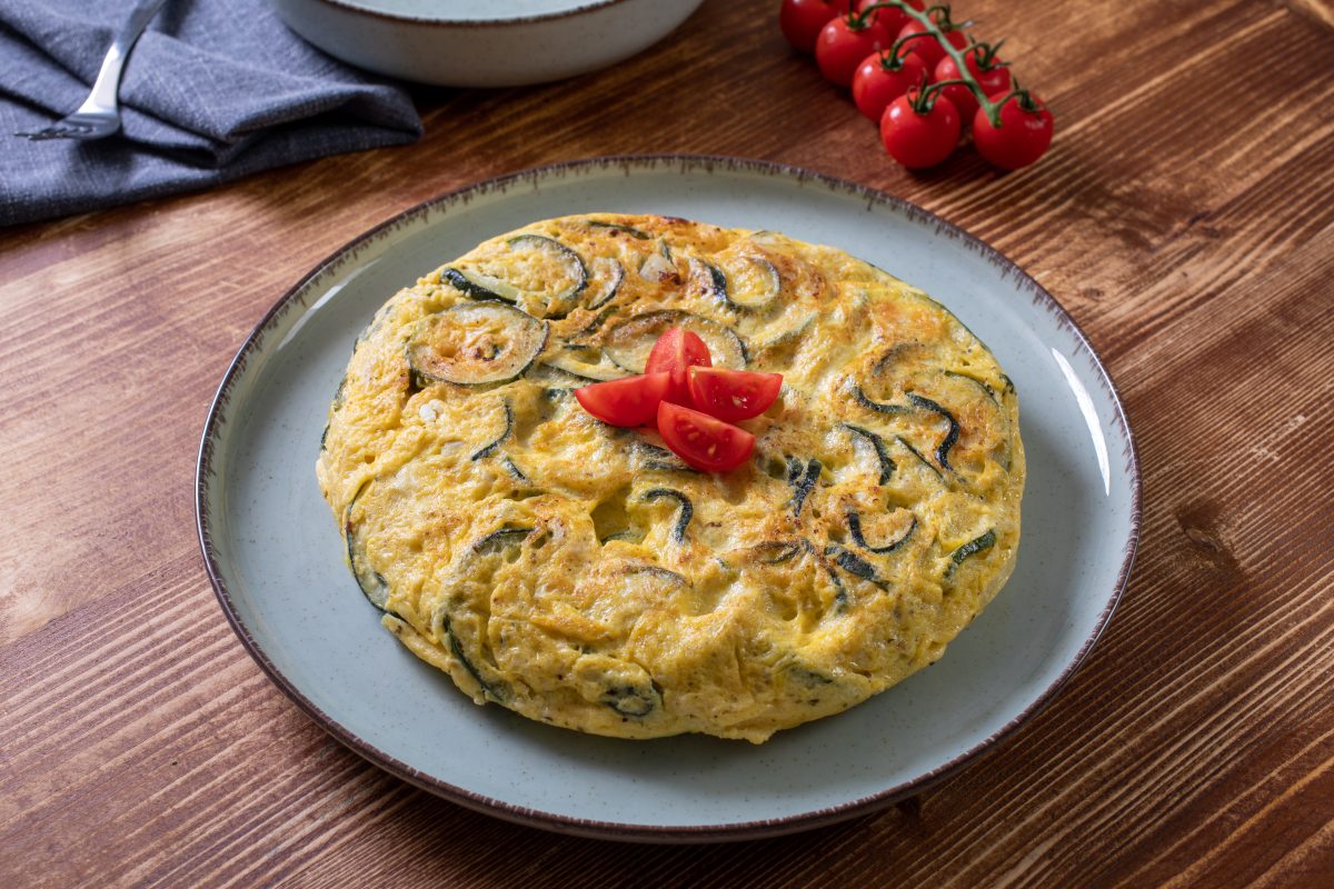 Frittata di zucchine XXL: falla cuocere in padella. Ti leccherai i baffi!