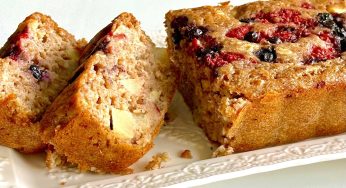 Plumcake mela, banana e frutti di bosco, senza farina: una delizia!