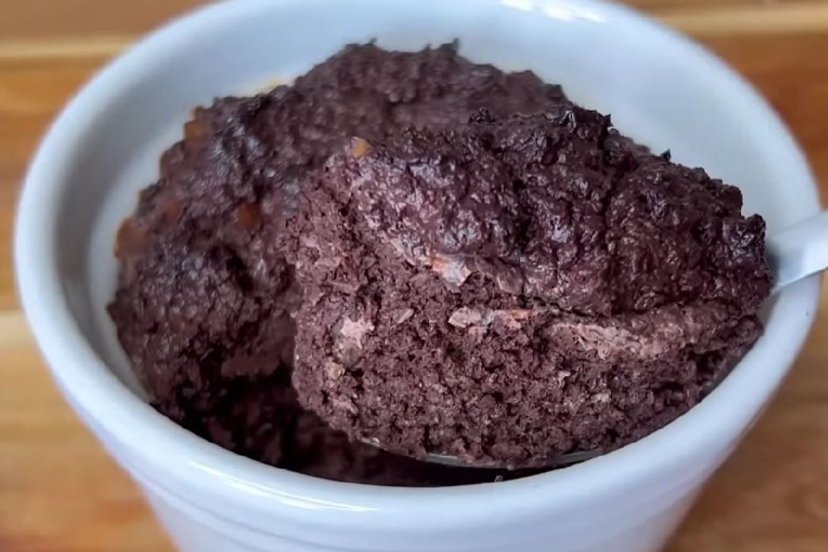 Dolce in tazza con mele e cacao: non ha farina né zucchero. Solo 190 kcal