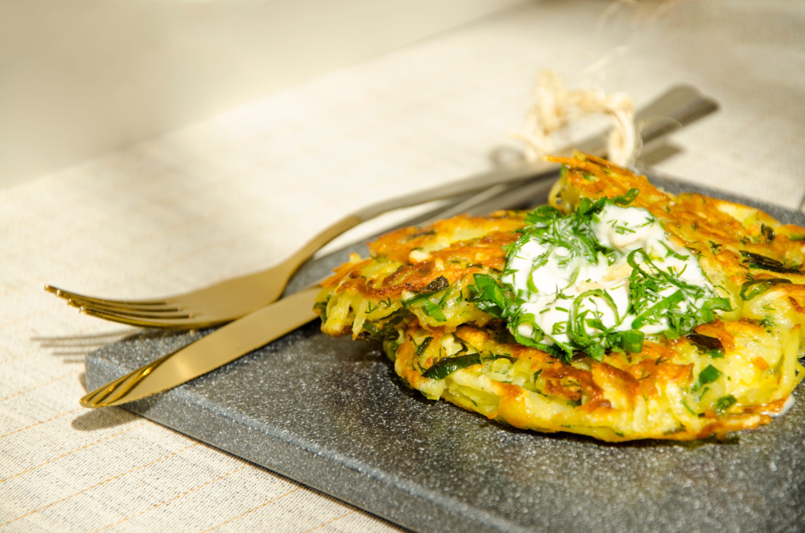 Frittelle di zucchine, carote e patate: prepara l’impasto! Hanno solo 80 kcal