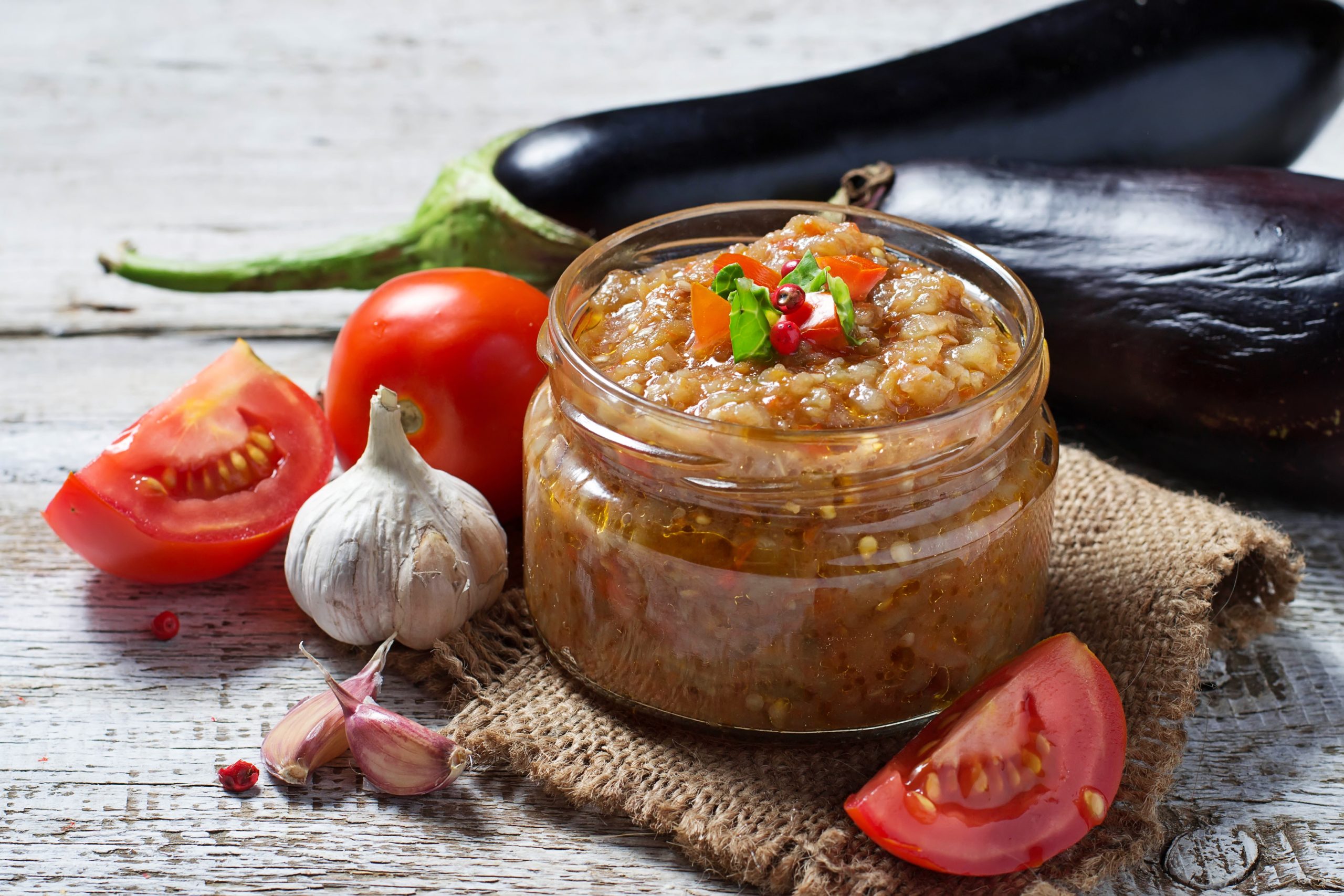 Pesto di melanzane con pomodorini: è consigliato dai nutrizionisti. Ha 60 kcal