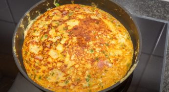 Frittata di patate e zucchine: cuoce in padella e in forno. Devi solo grattugiare