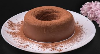 Ciambellone al cioccolato: è umido e cremoso. Ha solo 147 kcal