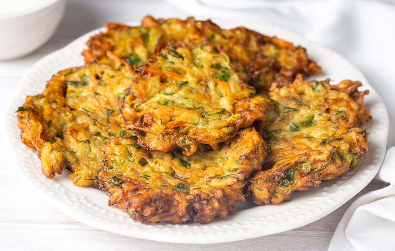 Frittelle di zucchine con fiocchi d’avena: piaceranno a tutti. Solo 50 kcal