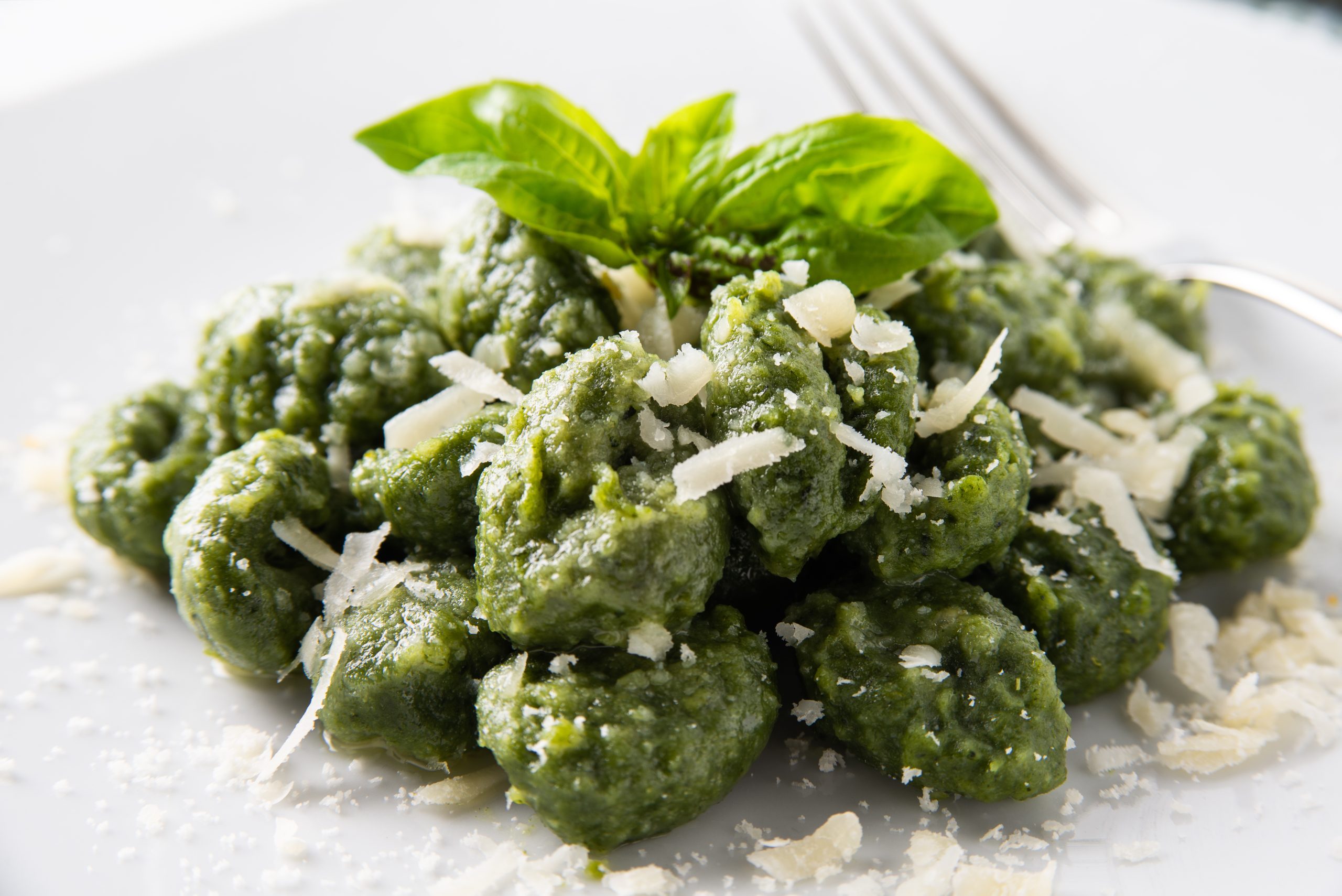 Gnocchi di pane e spinaci: veloci e saporiti. Hanno 350 kcal