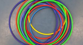 Riciclare hula hoop: realizza delle magiche mensole