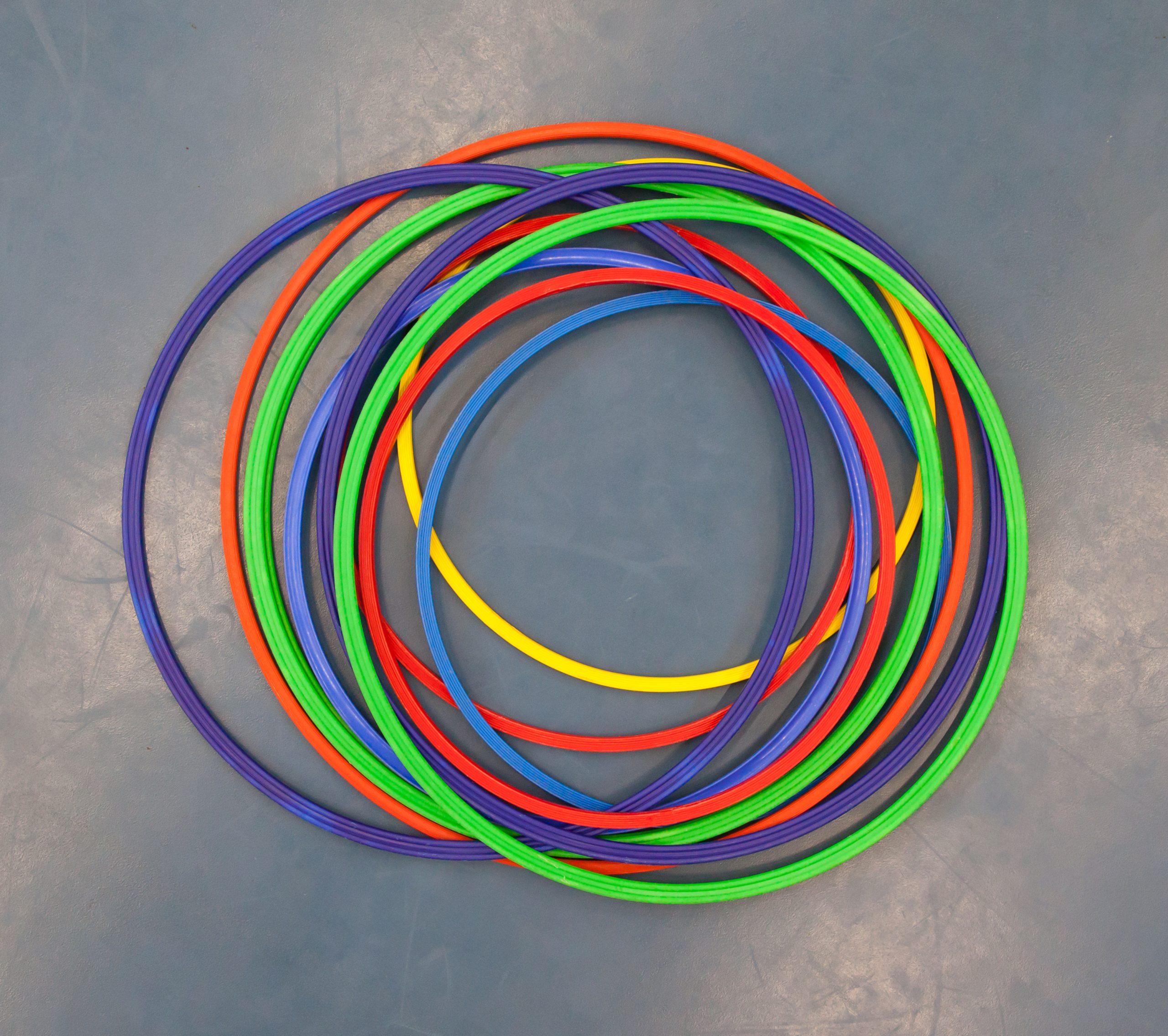 Riciclare hula hoop: realizza delle magiche mensole