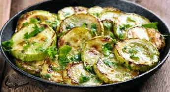 Zucchine in padella come le faceva la mia mamma: saporitissime e con solo 50 calorie