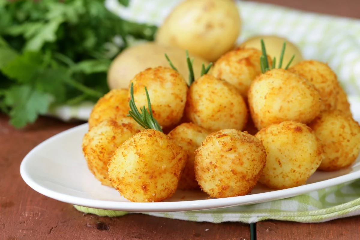 Bocconcini di patate: sono golosi e soffici. Sono pronti in 1 attimo