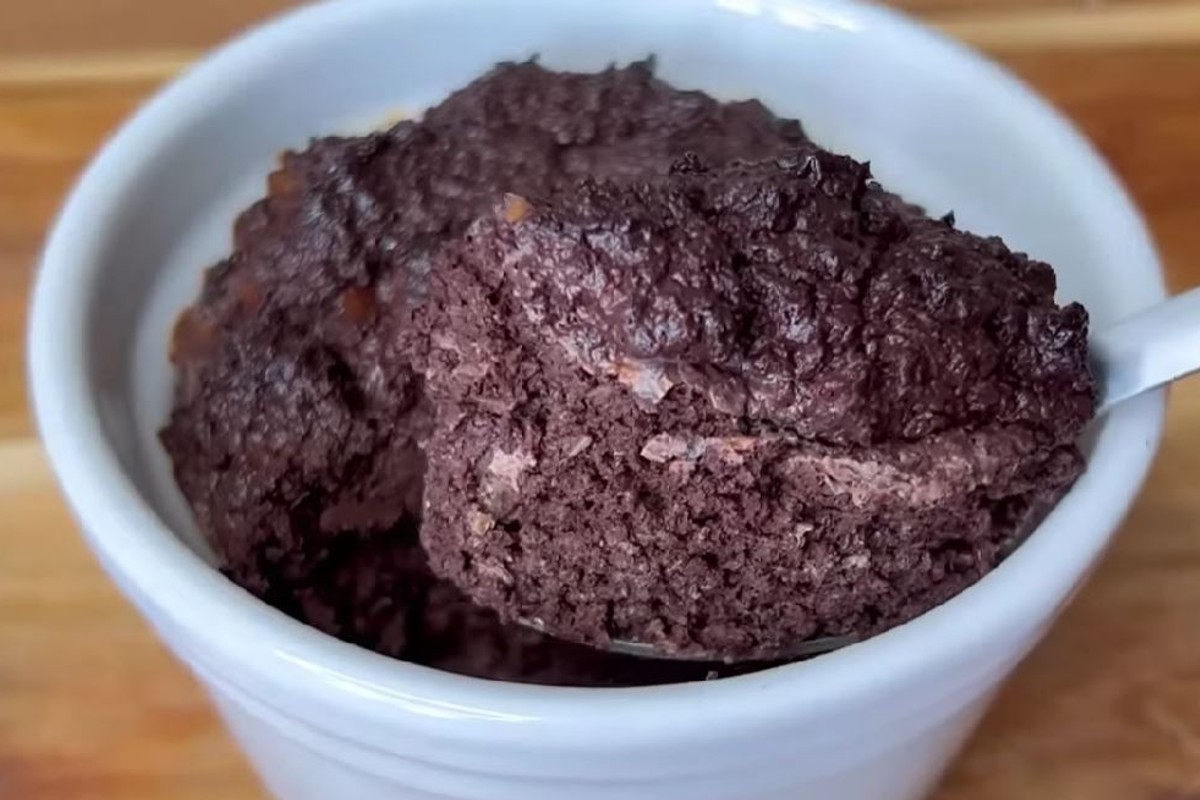 Dolce in tazza, mele e cioccolato: non serve farina e zucchero. Solo 190 kcal