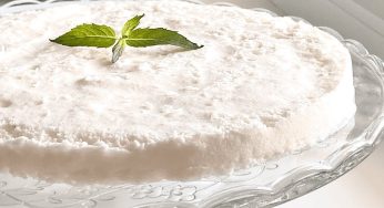 Torta al latte e cocco: l’impasto è favoloso! Ha solo 60 kcal