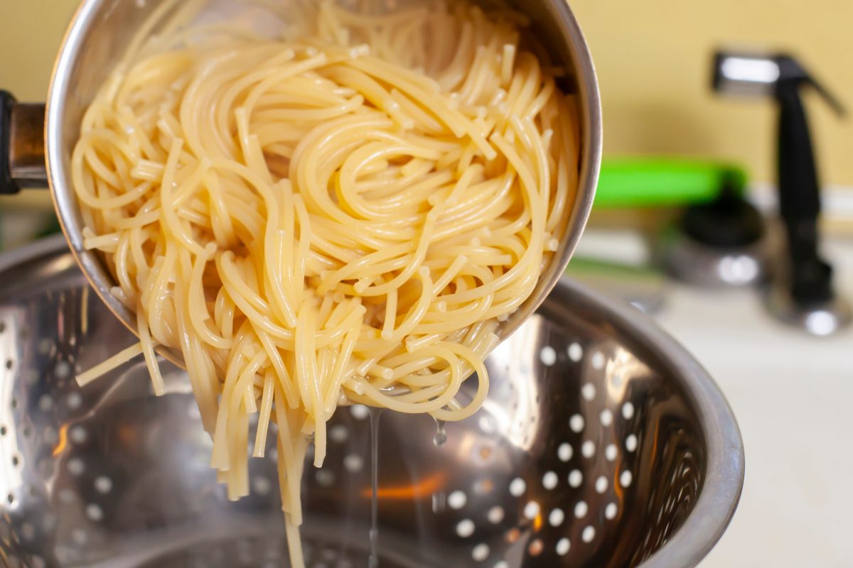 Acqua di cottura della pasta: non scolarla mai nel lavello. Questo è il motivo!