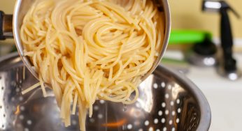 Acqua di cottura della pasta: non scolarla mai nel lavello. Questo è il motivo!