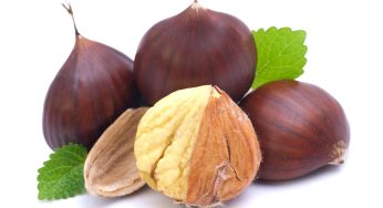 Sbucciare le castagne castagne velocemente: il trucco per eliminare la buccia in 3 secondi. Non devi metterle in forno