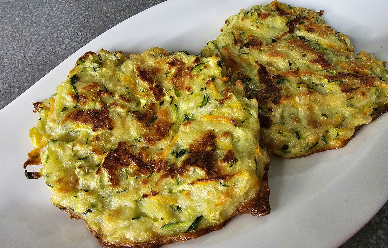 Frittelle di zucchine: con patate e carote, ottime per la dieta e non solo. Hanno 90 kcal