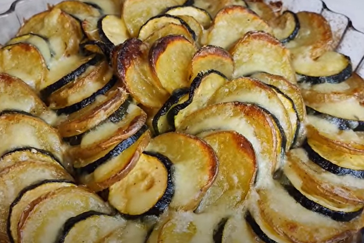 Zucchine e patate al forno: un contorno veloce, filante e goloso