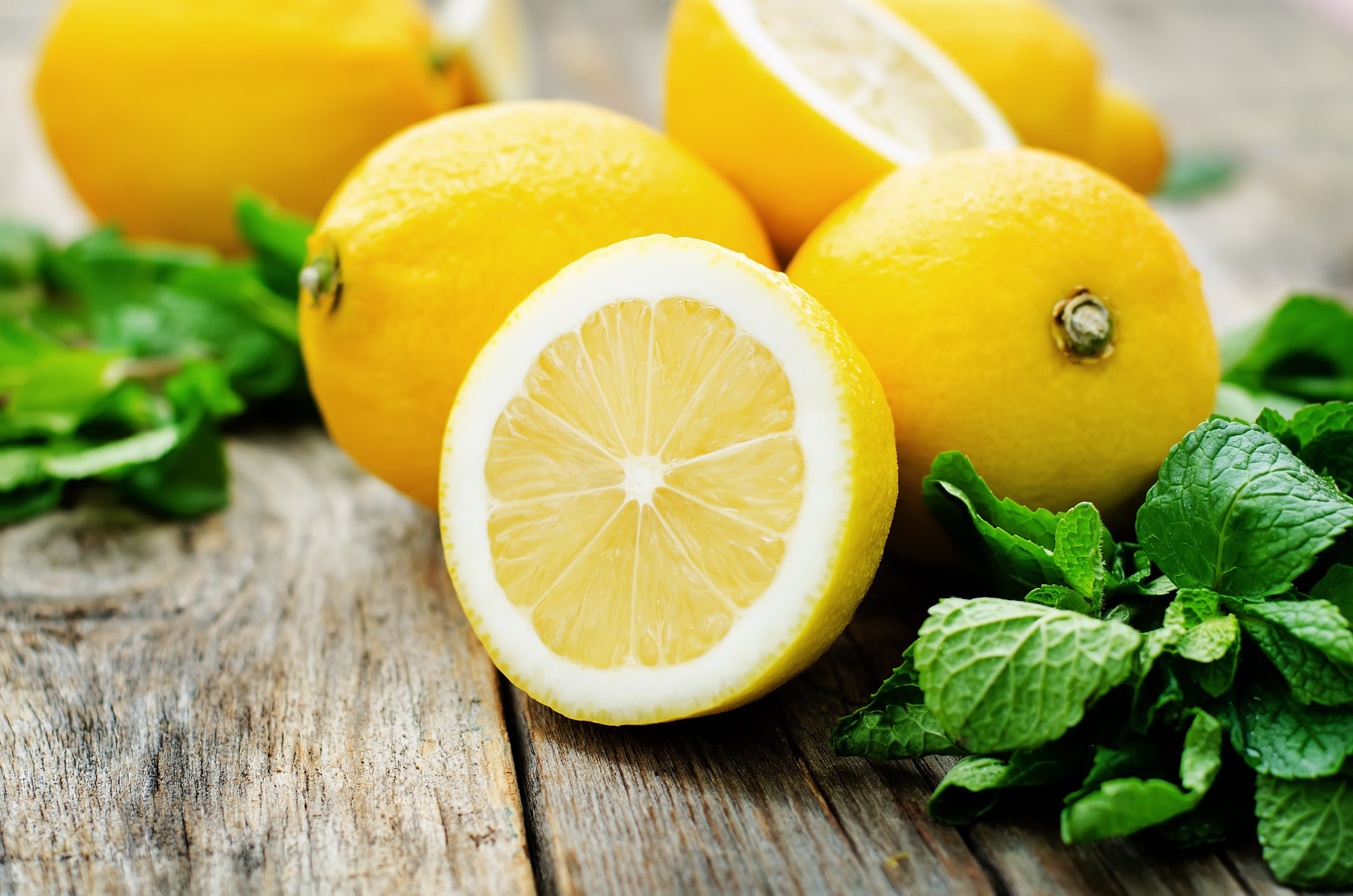 Disinfettare senza candeggina: 8 modi per igienizzare e far brillare casa con i limoni