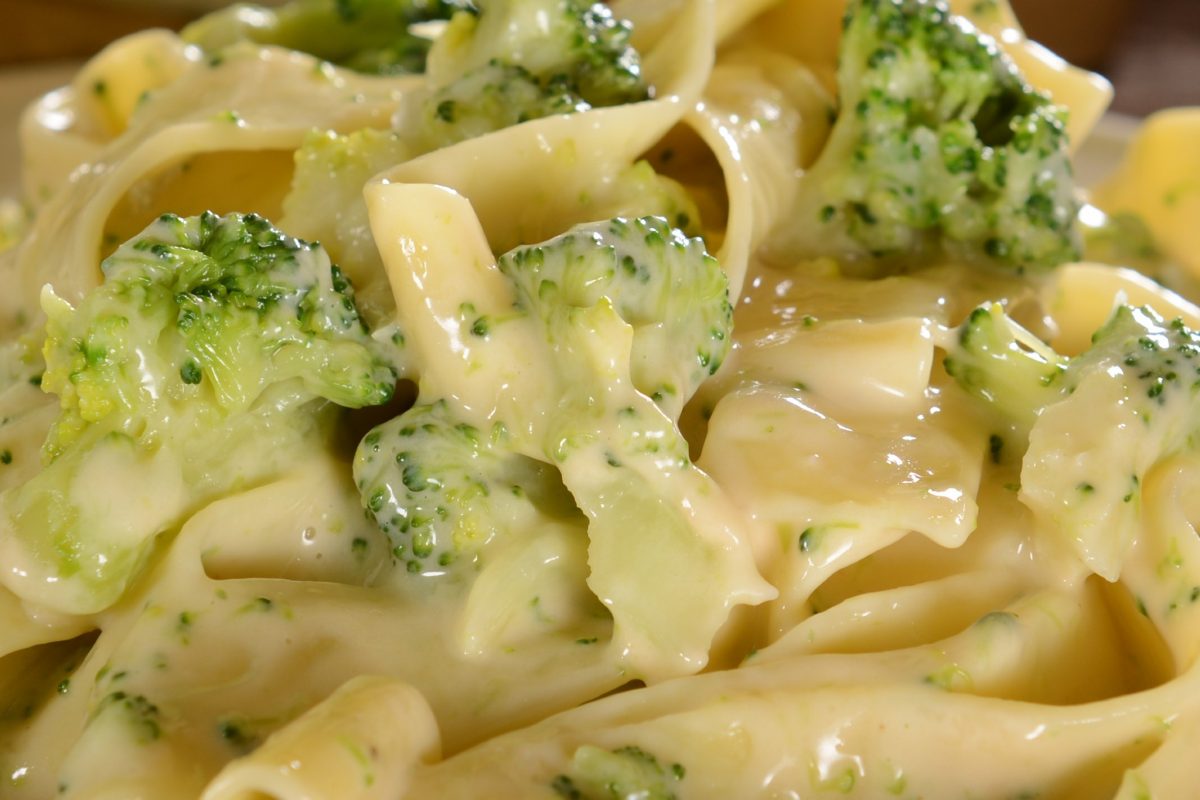 Pasta cremosa ai broccoli: primo piatto irresistibile. È semplicissimo