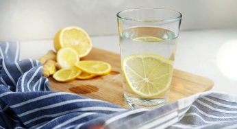 Acqua e limone: bevila a stomaco vuoto, un antico rimedio potentissimo. Scopri come fare