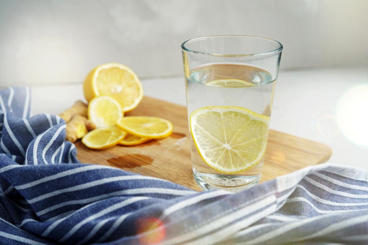 Acqua e limone: bevila a stomaco vuoto, un antico rimedio potentissimo. Scopri come fare