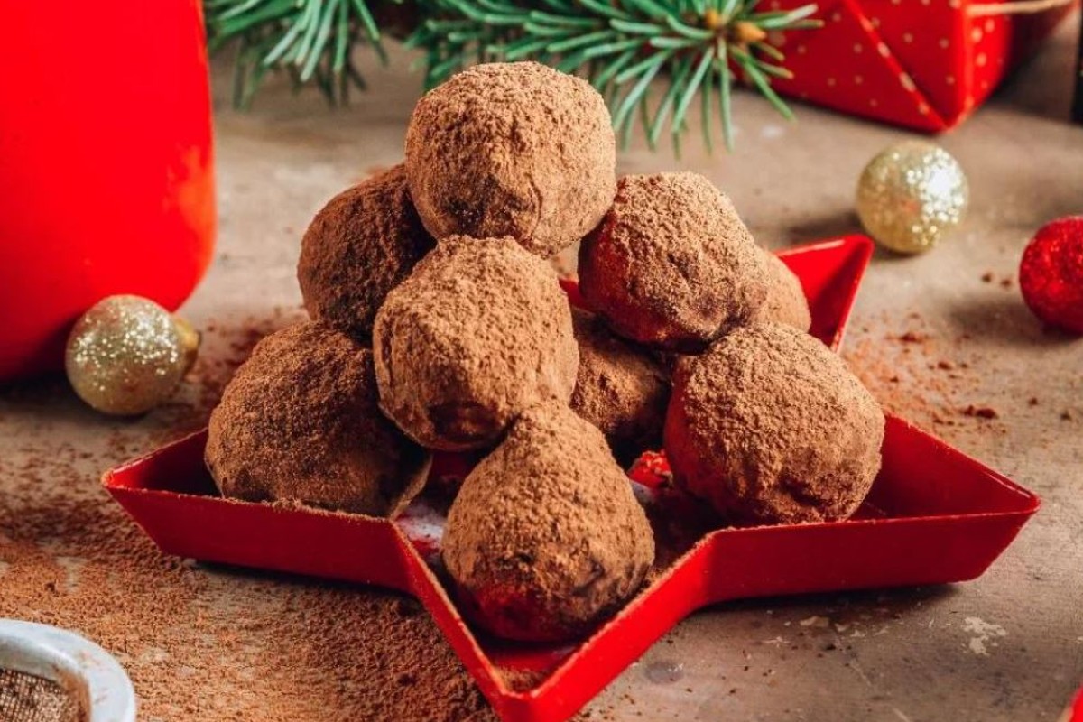 Tartufini di pandoro in 1 minuto: sono ripieni di cioccolato! Preparali per Natale!